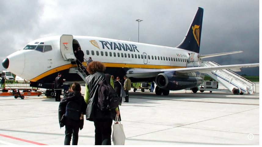 kaos udhetimesh ne aeroportin e bergamos pasi gomat e avionit ryanair shperthejne ne ulje