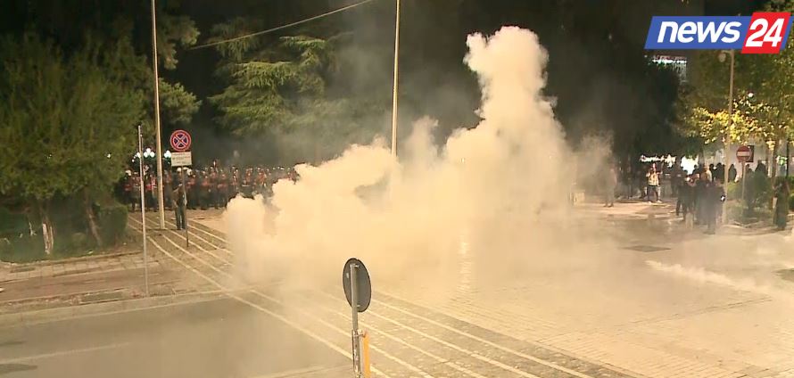 kaosi 3 oresh ne tirane nga molotovet te gazi lotsjelles cndodhi ne protesten e mosbindjes civile