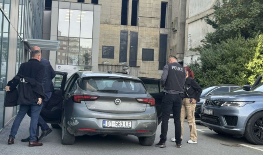 me urdher te prokurorise speciale policia e kosoves bastis zyrat ne ministrise se mjedisit nje i arrestuar ja cfare u sekuestrua