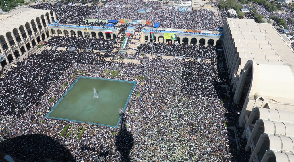 mijera njerez perkujtojne liderin e vrare te hezbollahut ne teheran shfaqet ne publik edhe khamenei