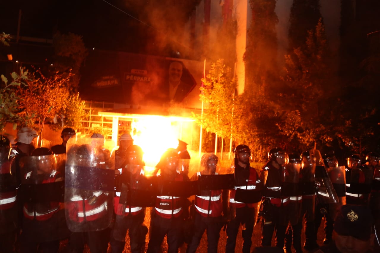 “Mosbindja civile”, 12 policë dhe 7 qytetarë të plagosur/ Molotovët, Policia nis mbledhjen e provave