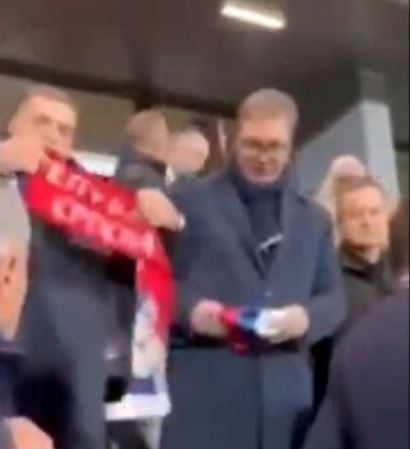 ndeshja serbi zvicer vucic provokon ne stadium nxjerr nga xhepi flamujt e bashkuar te serbise dhe rusise