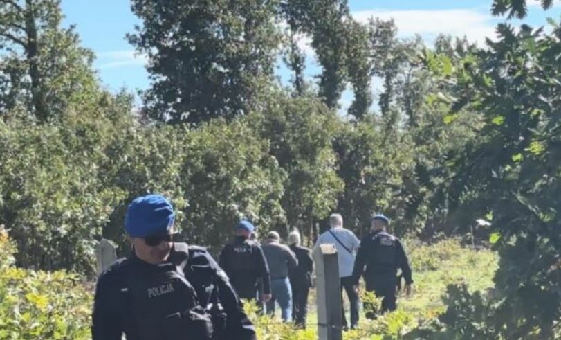 nga haga ne vendlindje i shoqeruar nga forca te shumta policie jakup krasniqi kthehet ne kosove per varrimin e vellait