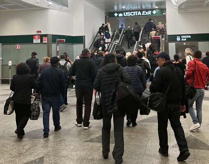 pasagjeret rrefejne oret e tmerri ne avionin e air albania na genjyen skane paguar taksat na trajtuan si kriminele ju lutem na beni derman jemi te semure e me femije te