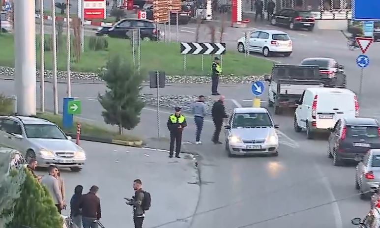 protesta e opozites bllokuan rreth rrotullimin e bradasheshit per 3 ore gjykata vendos masen detyrim paraqitje per tre protestuesit