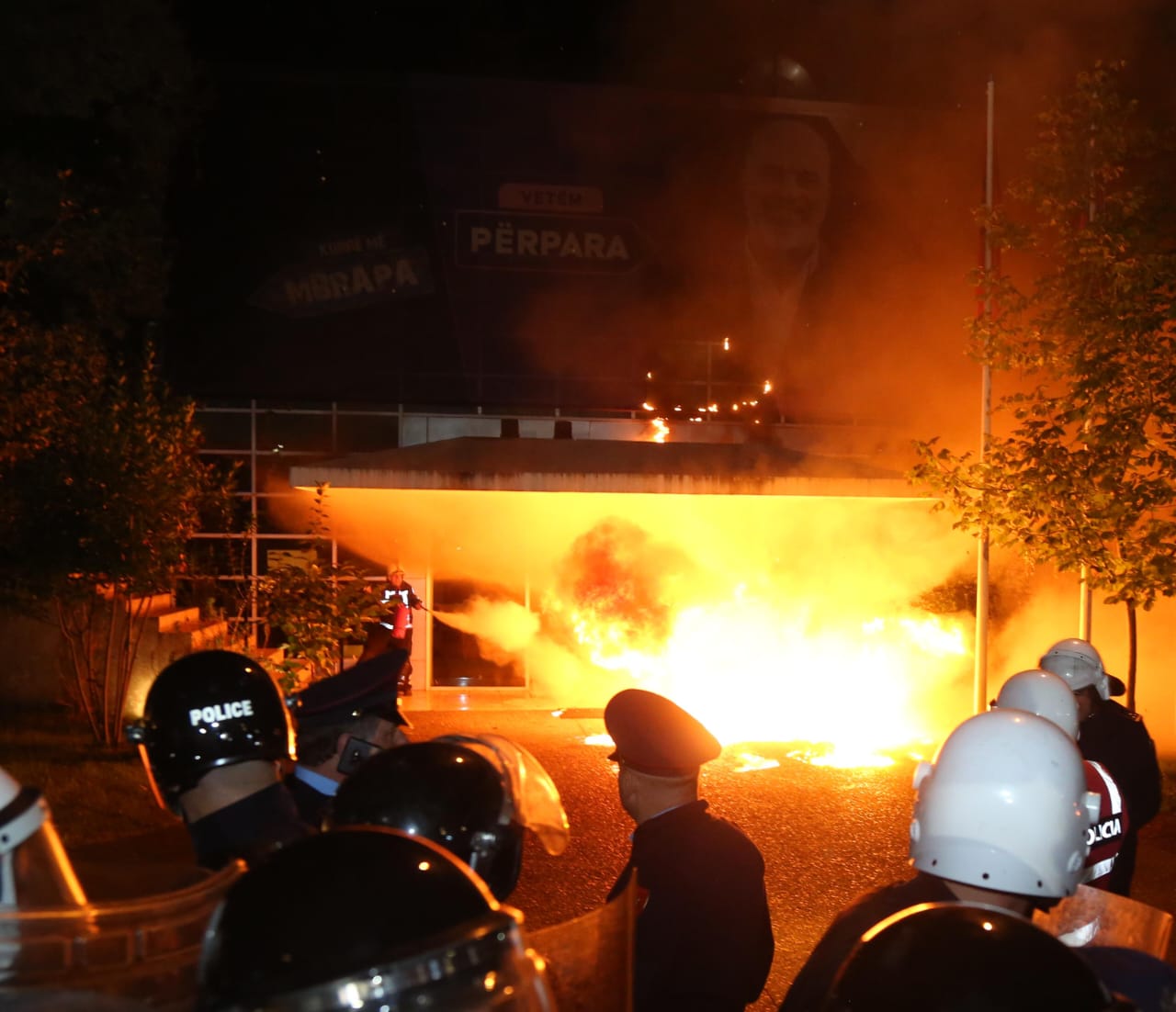 Protesta e opozitës në Tiranë, Zëri i Amerikës: Hidhen molotovë ndaj godinave qeveritare, policia përdor gaz lotsjellës për të sprapsur turmat