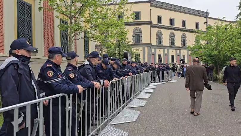 protesta e opozites para bashkise policia publikon planin e masave ja akset qe duhet te shmangin qytetaret