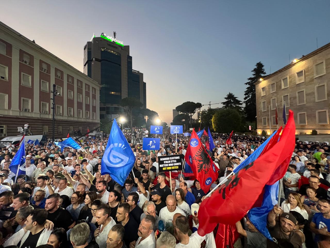 protesta e opozites policia publikon planin e masave ja rruget qe do bllokohen distancohuni nga aktet e dhunes