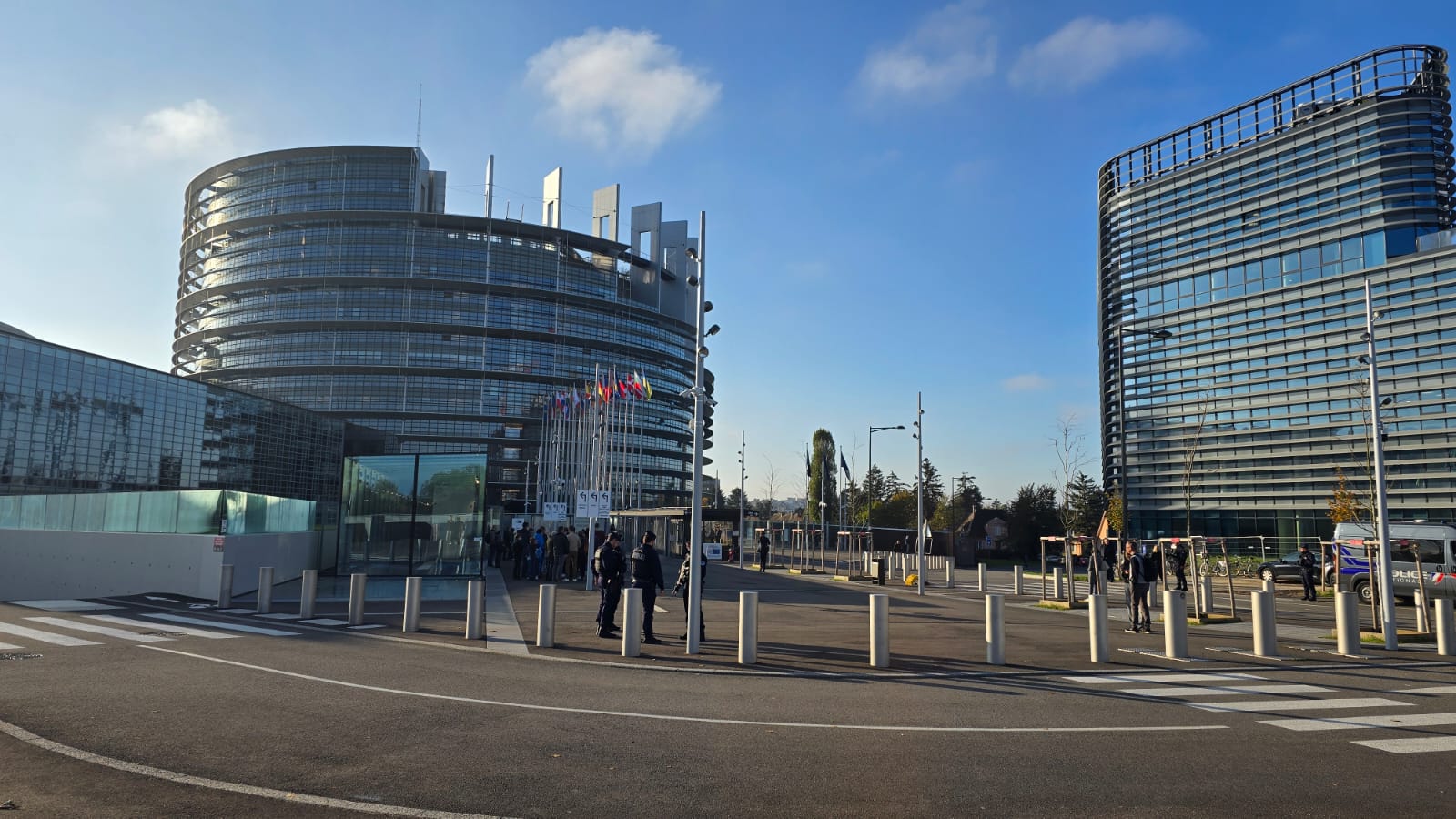 protesta e opozites zhvendoset ne strasburg 5 deputete te pd se hyjne brenda parlamentit europian ja arsyeja