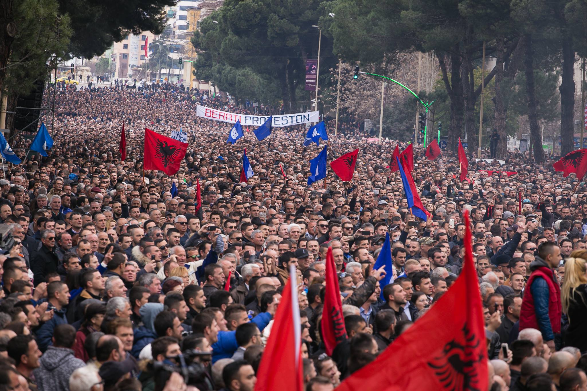 protesta kombetare e opozites qindra qytetare nga fieri e kruja nisen drejt tiranes per tju bashkuar tubimi ne kryeqytet