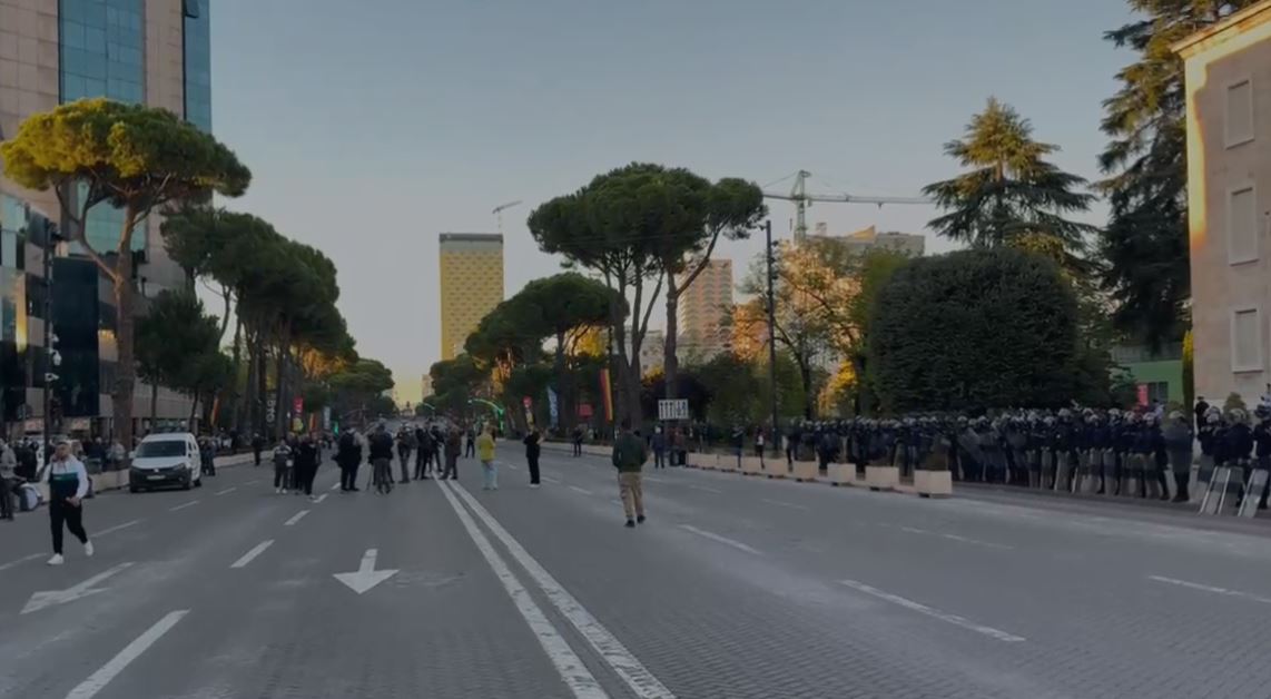 Protesta/ Me pankarta në duar, nis grumbullimi i mbështetësve të opozitës në selinë e PD dhe para Kryeministrisë