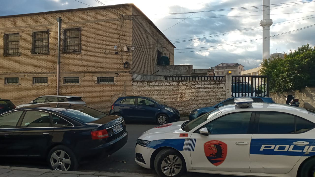 shtepia e barit ne magazinat shteterore kush eshte ish deputeti qe sinjalizoi policine