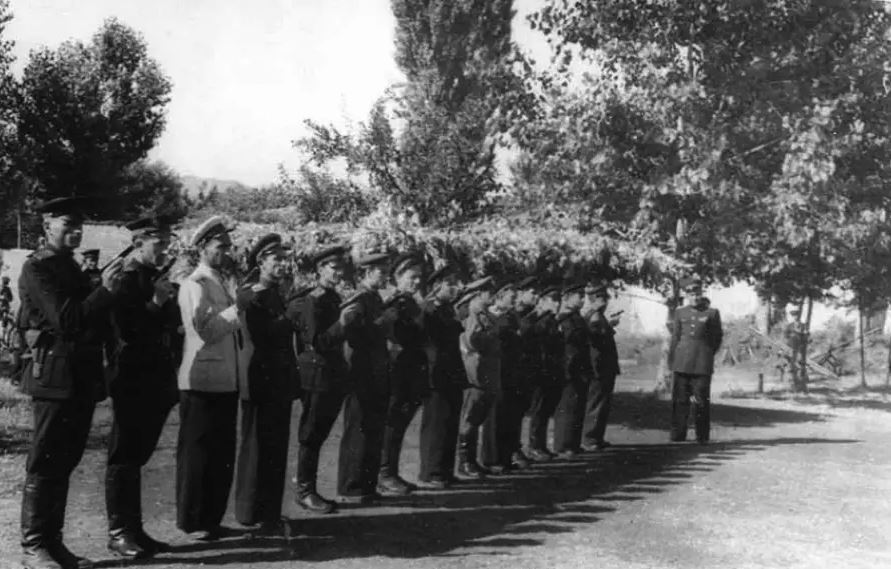 si kryhej nje vendim gjykate me vdekje ne komunizem ekzekutimi i te denuarit kryhej me arme zjarri nga nje person ose me varje ne litar ndersa me toga pushkatimi behej ne raste te rralla