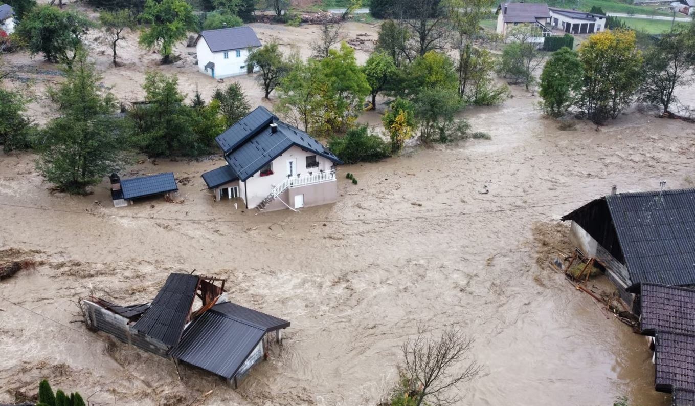 Situatë e jashtëzakonshme në Bosnje, përmbytjet shkaktojnë viktima e dëme të mëdha materiale