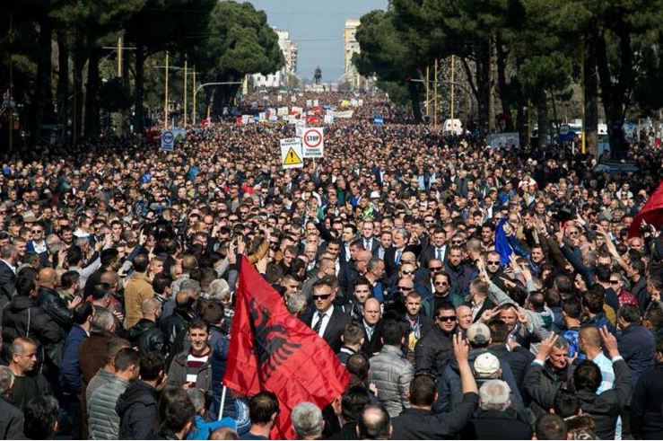 tubimi i opozites disa mjete dhe furgone me protestues nisen nga fieri drejt tiranes