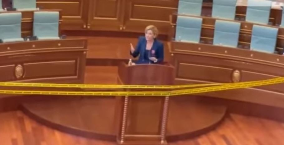 video deputeti rrethon foltoren me shiritin rrezik tensione ne parlamentin e kosoves cfare ndodhi gjate seances