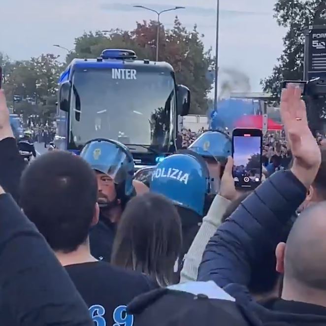 video kore per zikaltrit ofendime dhe gishtat lart per bardhezinjte ja si priten interi dhe juventusi para stadiumit san siro