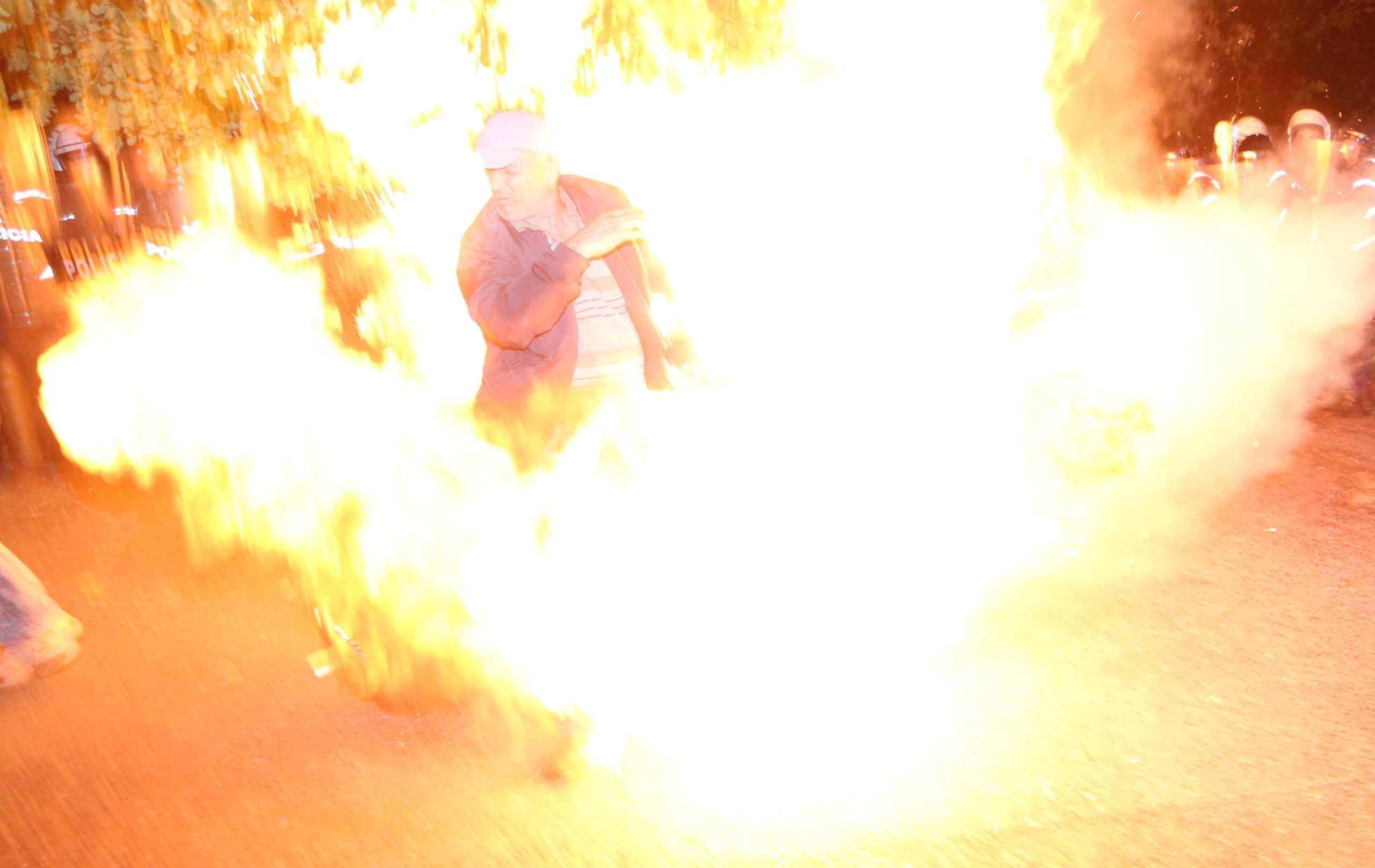 video pamje tronditese ja si eshte djegur protestuesi nga molotovet