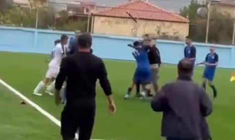 video plas grushti ne kampionatin e moshave edhe prinderit e lojtareve perfshihen ne sherrin masiv