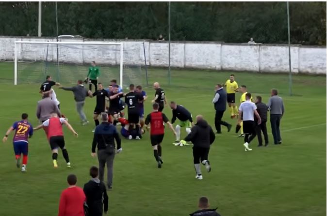 video plas ne futbollin serb gjyqtari nxjerr nga xhepi 10 kartone te kuq