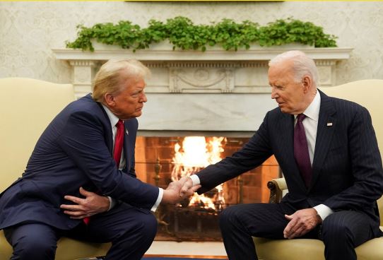 foto joe biden dhe donald trump shtrengojne duart ne shtepine e bardhe presidenti i shba ve je i mirepritur