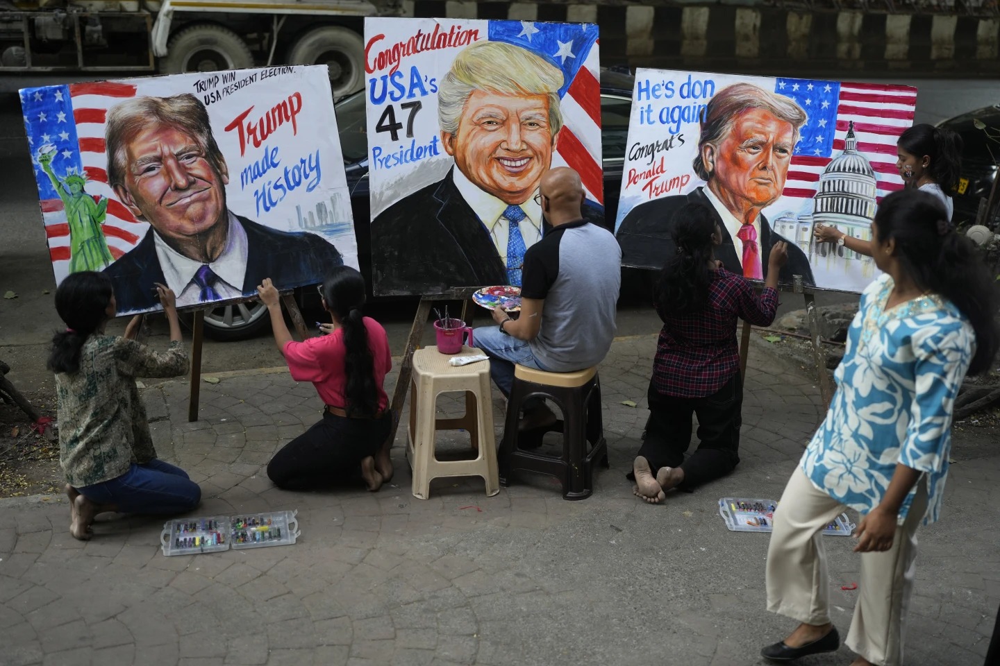 Studentët e Shkollës së Artit Gurukul pikturojnë portrete të Presidentit të zgjedhur të SHBA-së, Donald Trump në Mumbai, Indi, të mërkurën, 6 nëntor 2024. 