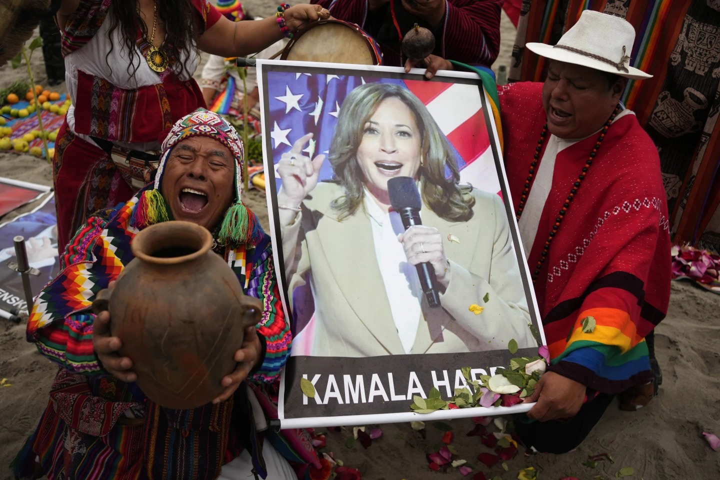 Shamanët kryejnë një ritual fati duke mbajtur foto një poster të zëvendëspresidentes së kandidates demokrate për president Kamala Harris, në plazh në Lima, Peru, të martën, 5 nëntor 2024.