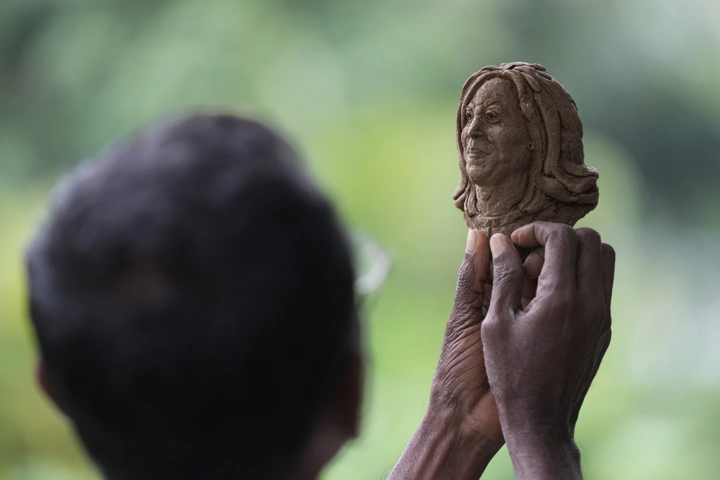 Shamanët kryejnë një ritual fati duke mbajtur foto një poster të zëvendëspresidentes së kandidates demokrate për president Kamala Harris, në plazh në Lima, Peru, të martën, 5 nëntor 2024.