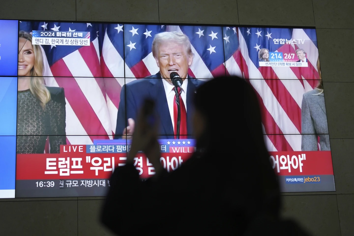 Një ekran tregon pamjet e drejtpërdrejta të fjalimit të ish-presidentit të kandidatit republikan për president Donald Trump gjatë një programi lajmesh në Seul, Koreja e Jugut, të mërkurën, 6 nëntor 2024. 