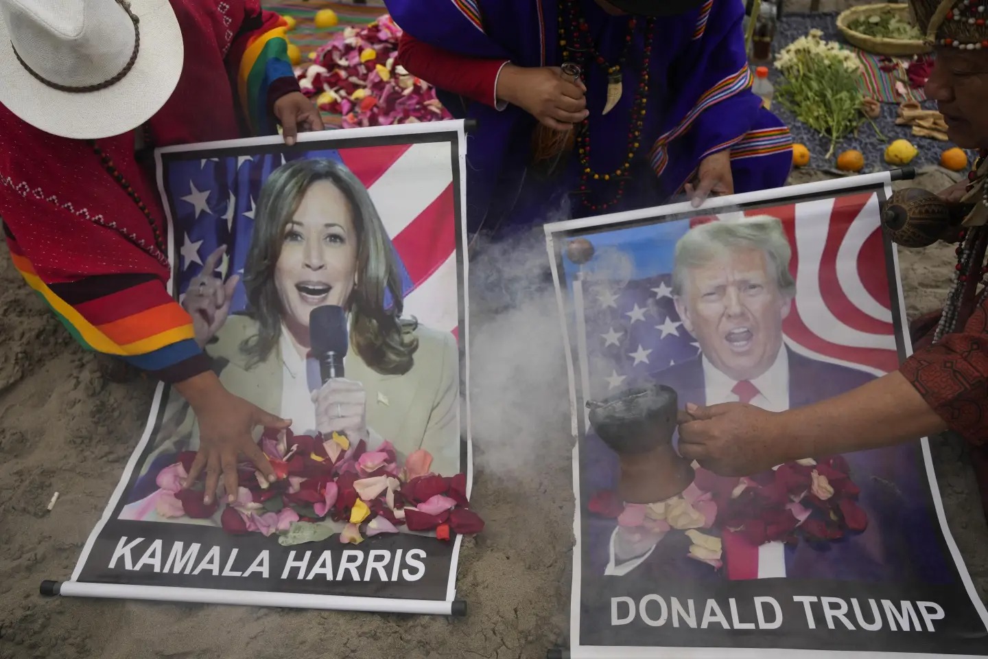 Shamanët kryejnë një ritual fati të mirë duke mbajtur postera të zëvendëspresidentes së kandidates demokrate për president Kamala Harris dhe ish-presidentit të kandidatit republikan për president Donald Trump, në plazh në Lima, Peru, të marten, 5 nëntor 2024.