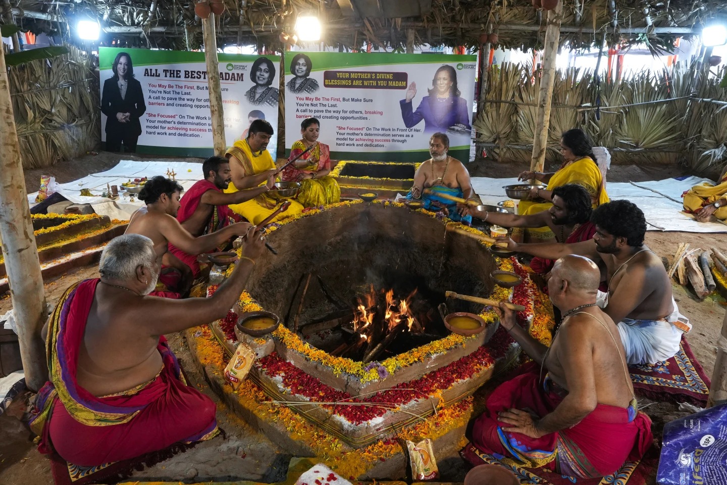 Priftërinjtë hindu kryejnë rituale gjatë lutjeve speciale për fitoren e nënpresidentes së kandidates demokrate për president Kamala Harris në zgjedhjet amerikane në Palvancha, Telangana, Indi, të hënën, 4 nëntor 2024. Lutjet u organizuan nga një fondacion arsimor i quajtur pas të ndjerit të Harris nëna Shyamala Gopalan.