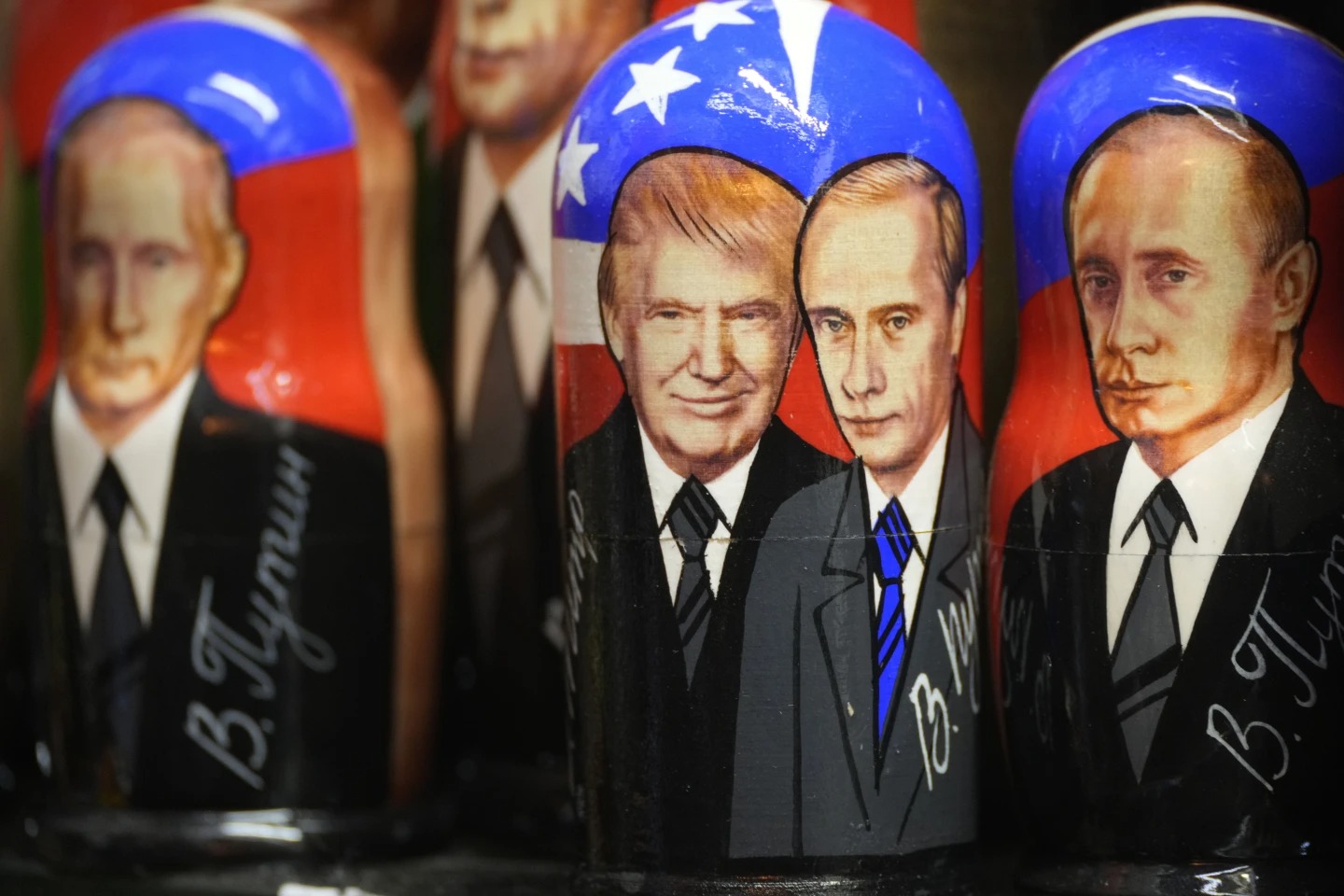 Kukulla tradicionale ruse prej druri, të quajtura Matryoshka, që përshkruajnë kandidatin republikan për president, një ish-president të SHBA-së, Donald Trump, në qendër të majtë dhe presidentin rus Vladimir Putin, shfaqen për shitje në një dyqan suveniresh në Shën Petersburg, Rusi, të martën, 5 nëntor 2024. 