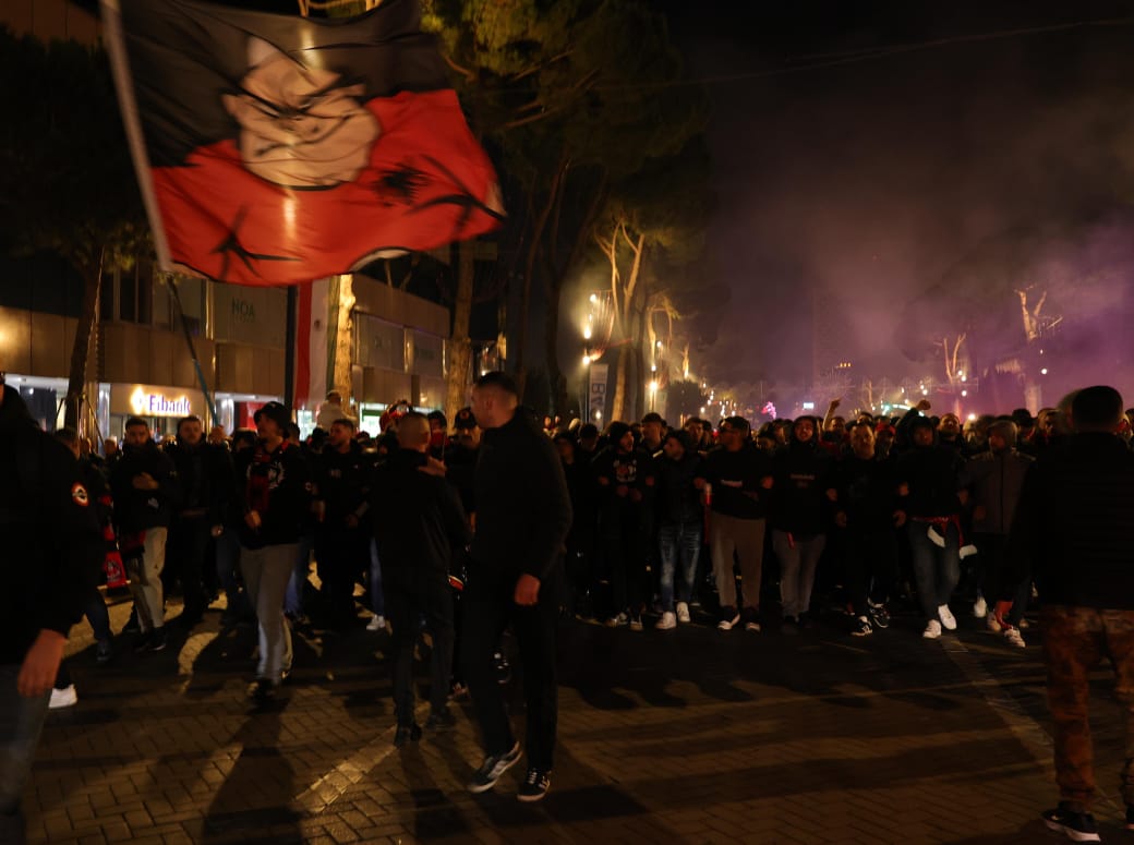 fotovideo flakadane dhe kore ne mbeshtetje te kombetares nis marshimi i tifozeve kuqezi drejt stadiumit