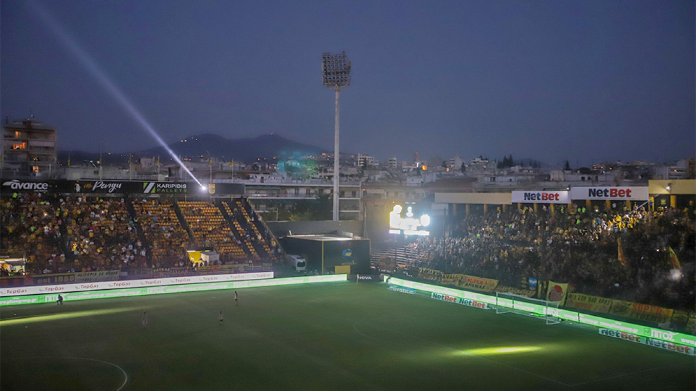 futi ne stadium gjashte persona pa bilete dhe kontroll nga kafeneja ku punonte arrestohet shqiptari