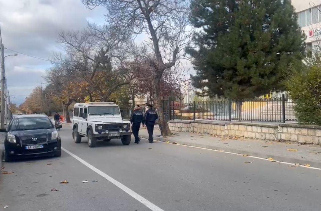 i bene prite sapo la mesimin shoqerohen ne polici dhe dy nga te rinjte qe goditen me thike 16 vjecarin ne korce nje nga autoret i njohur per autoritetet