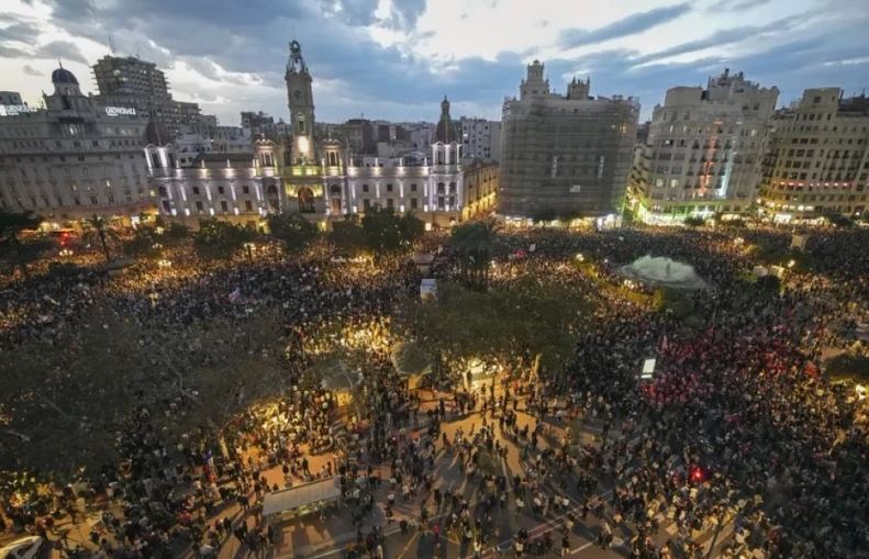 permbytjet ne spanje qytetaret dalin ne protesta bejne thirrje per doreheqjen e liderit rajonal te valencias