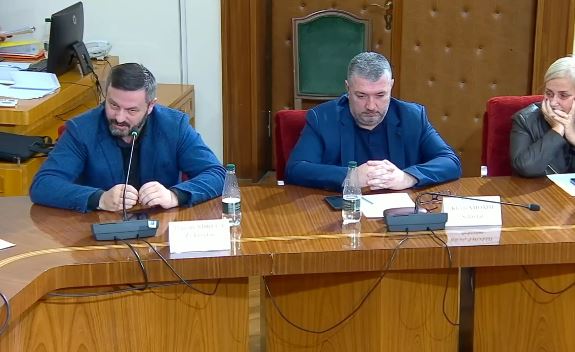 plarent ndreca ska nevoje per avokat sepse ka ate te ilir beqajt vokshi spak ka folur deputeti i ps mos ti hyjme atyre diskutimeve sepse