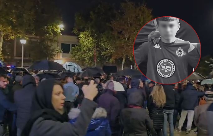 protesta e opozites demonstruesit mbajne nje minute heshtje ne respekt te martin canit 14 vjecarit qe u vra me thike nga bashkemoshatari