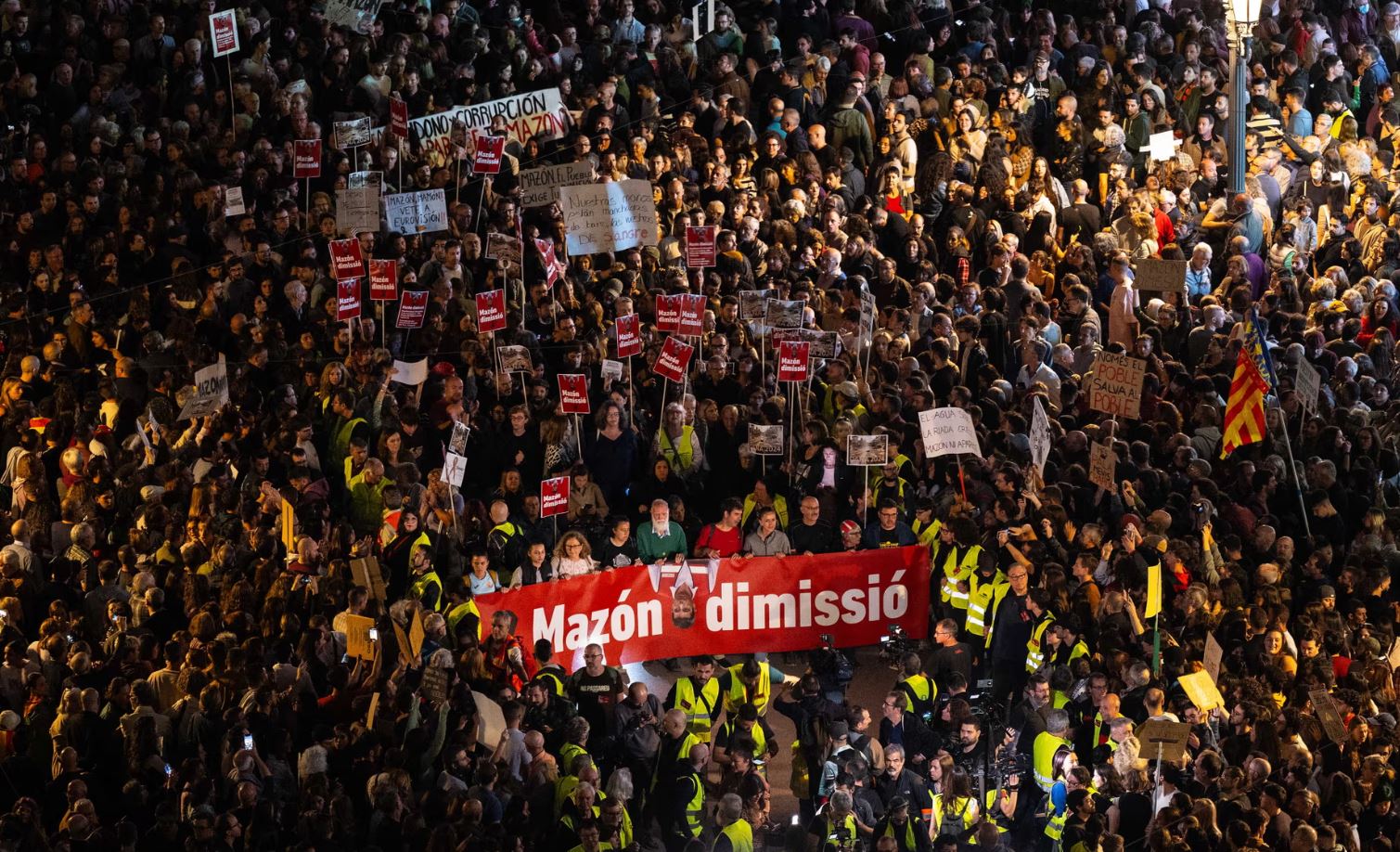 protestat masive pas permbytjeve qe cuan ne 222 viktima udheheqesit ne valencia perjashtojne mundesine e doreheqjes