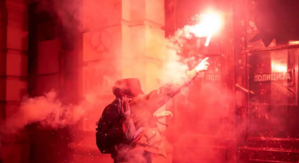 proteste ne stacioni hekurudhor te novi sadit ku vdiqen 14 persona demonstruesit hedhin gure dhe boje te kuqe drejt komunes