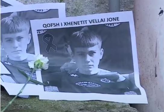 “Qofsh i xhenetit vëllai jonë”/ 14-vjeçari u godit me thikë në zemër, shokët e klasës së Martin Canit qirinj dhe lule në vendin ku ndodhi krimi