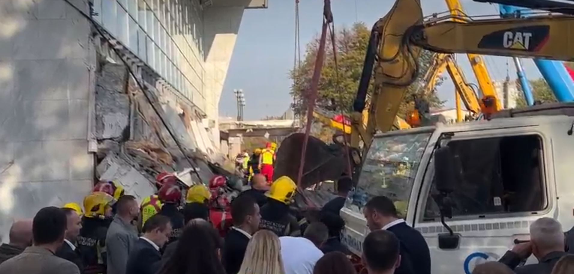 tragjedi ne serbi shembet streha e stacionit hekurudhor shenohet bilanci prej 13 viktimash mes tyre nje 6 vjecar vijon operacioni i shpetimit