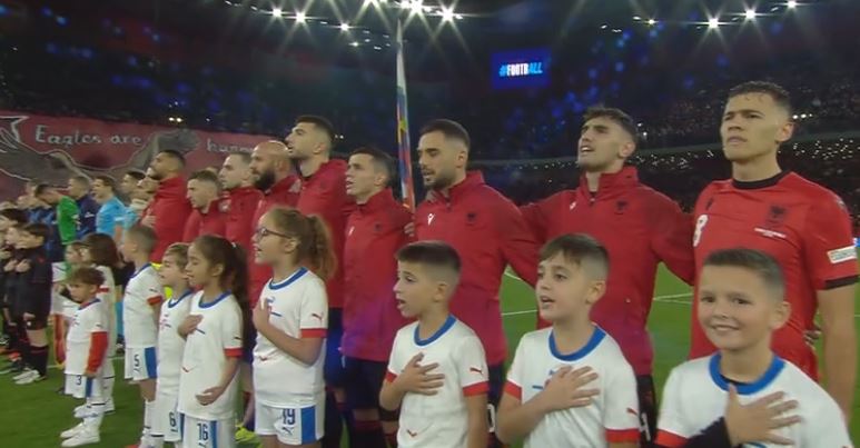 video i gjithe stadiumi ne kor shikoni momentin emocionues kur ekzekutohet himni i shqiperise