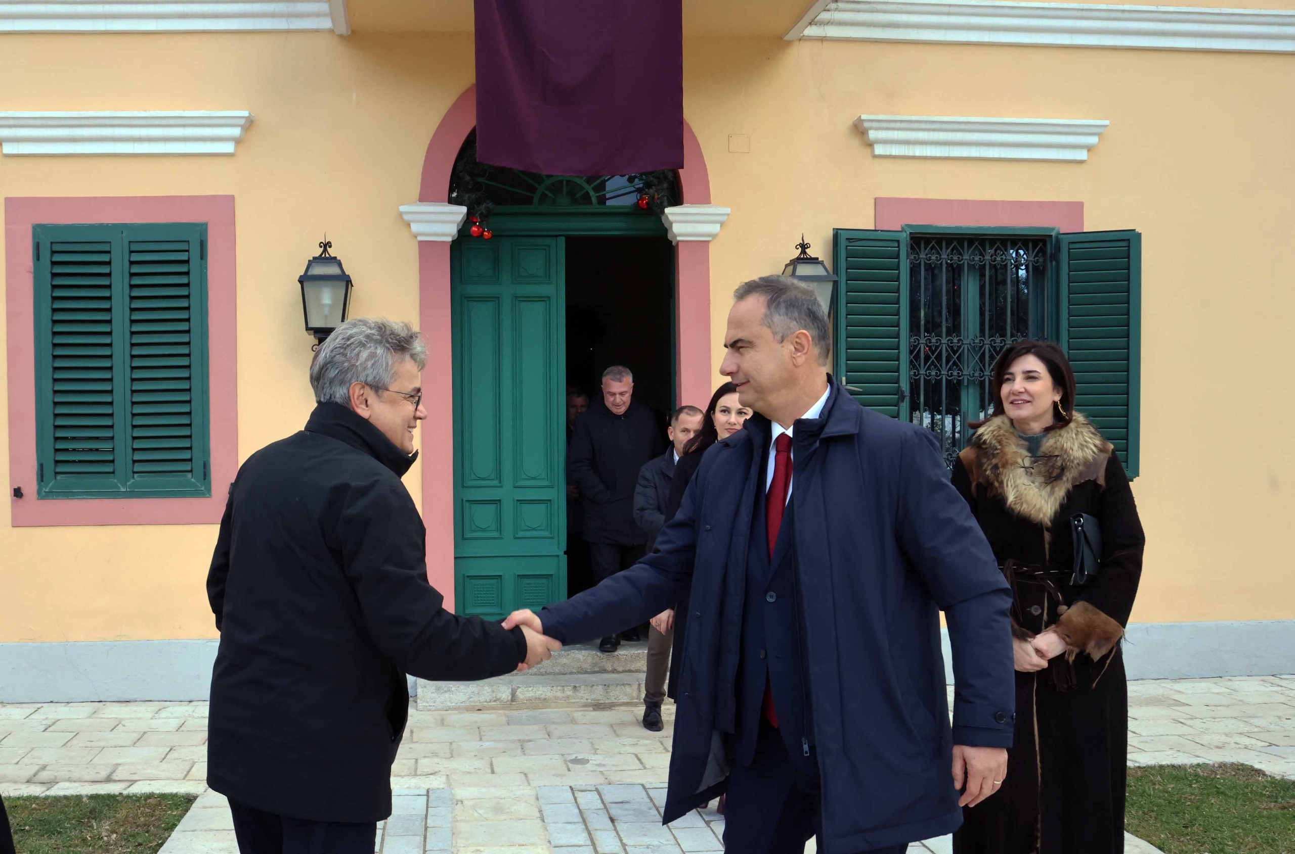 fotolajm politika ben paqe per krishtlindje momenti kur benet beci dhe luciano boci shtrengojne duart dhe ndajne urime para katedrales ne shkoder