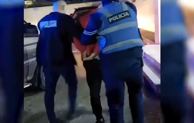 i moren celularet dy personave nen kercenimin e thikes dhe pasi u larguan me benz policia iu vendos pas arrestohet nje prej autoreve tjetri braktisi mjetin dhe cfare u zbulua