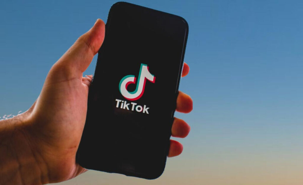 mbi 1 5 milione perdorues te tiktok ne vendin tone per cfare e perdorin rrjetin social te rinjte shqiptare trendet qe i terheqin vemendjen dhe hashtag et me te perdorura