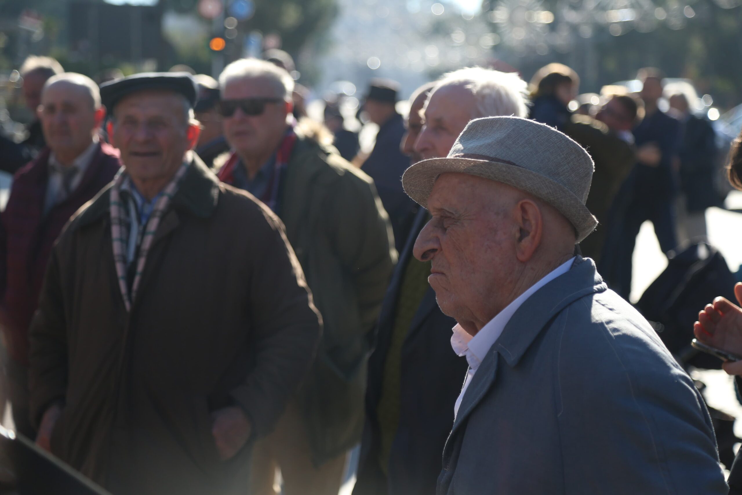 miratohet bonusi i pranveres deri ne 100 mije leke per pensionistet zbardhet vendimi i qeverise ja si ndahen kategorite scaled