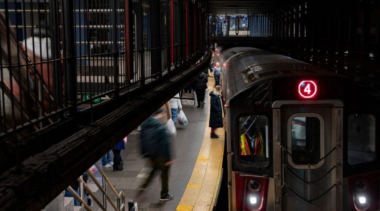 panik ne nju jork gruaja digjet per se gjalli ne metro autori u afrua dhe i vuri flaken rrobave me pas