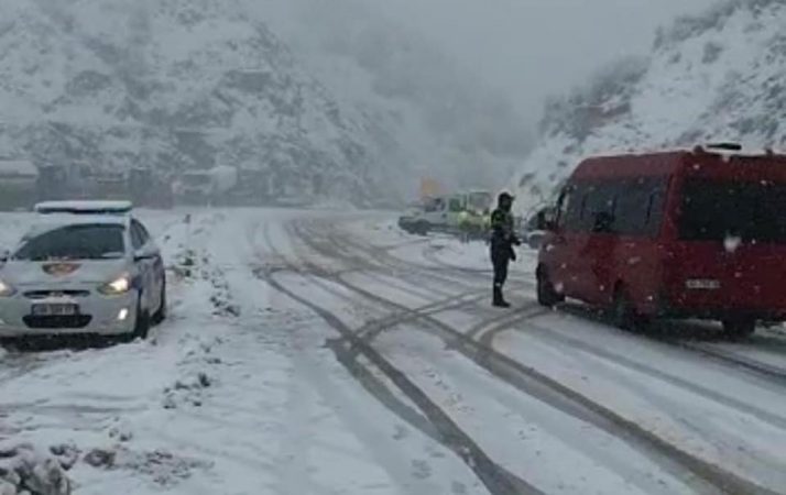 reshjet e dendura te debores ne rrugen arbrit mjetet mbeten te bllokuara ne bypass in e murrizit