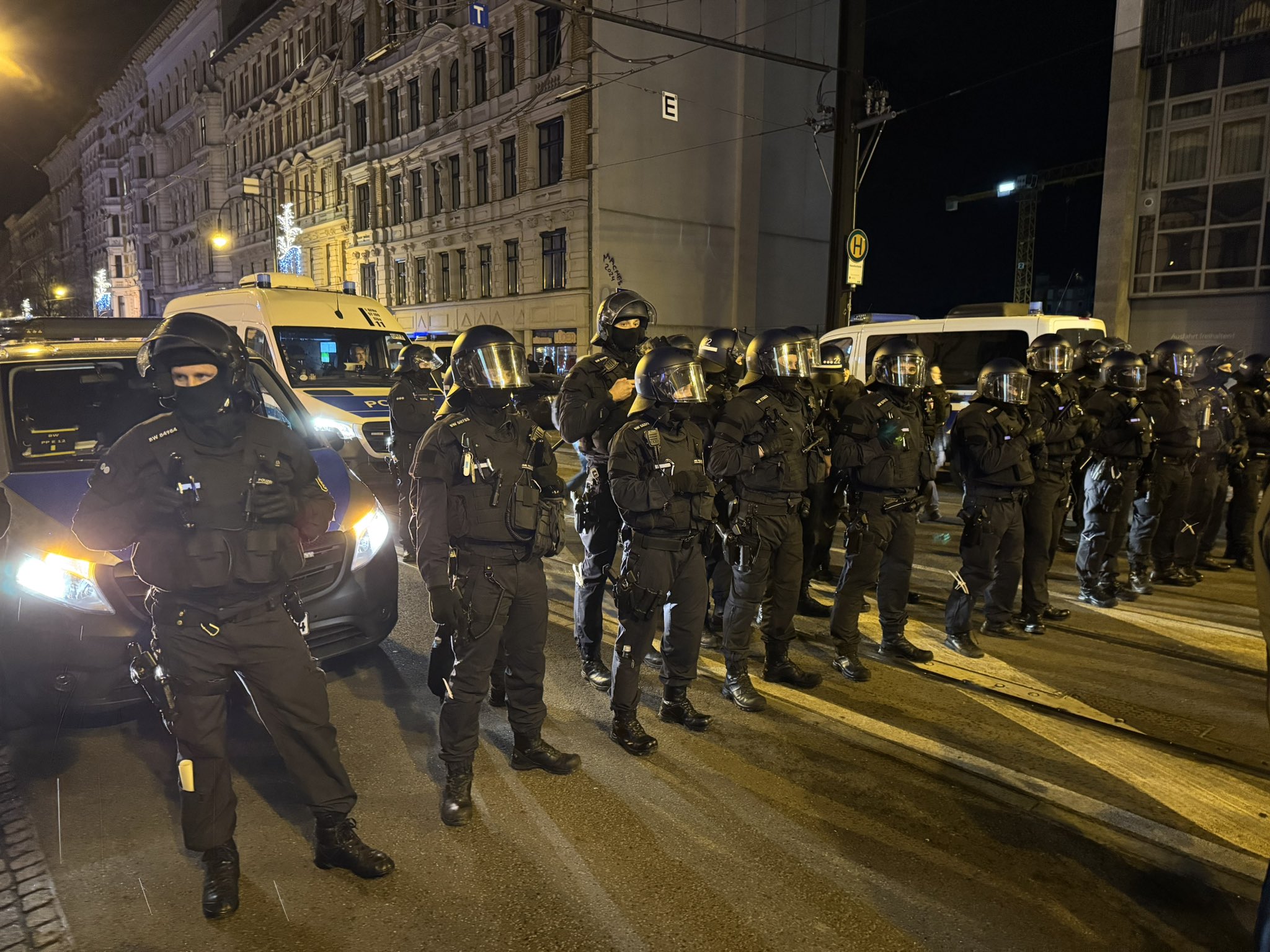 video protesta ne sheshin magdeburg pas sulmit vdekjeprures qytetaret dhe aktivistet ata qe nuk e duan gjermanine te largohen